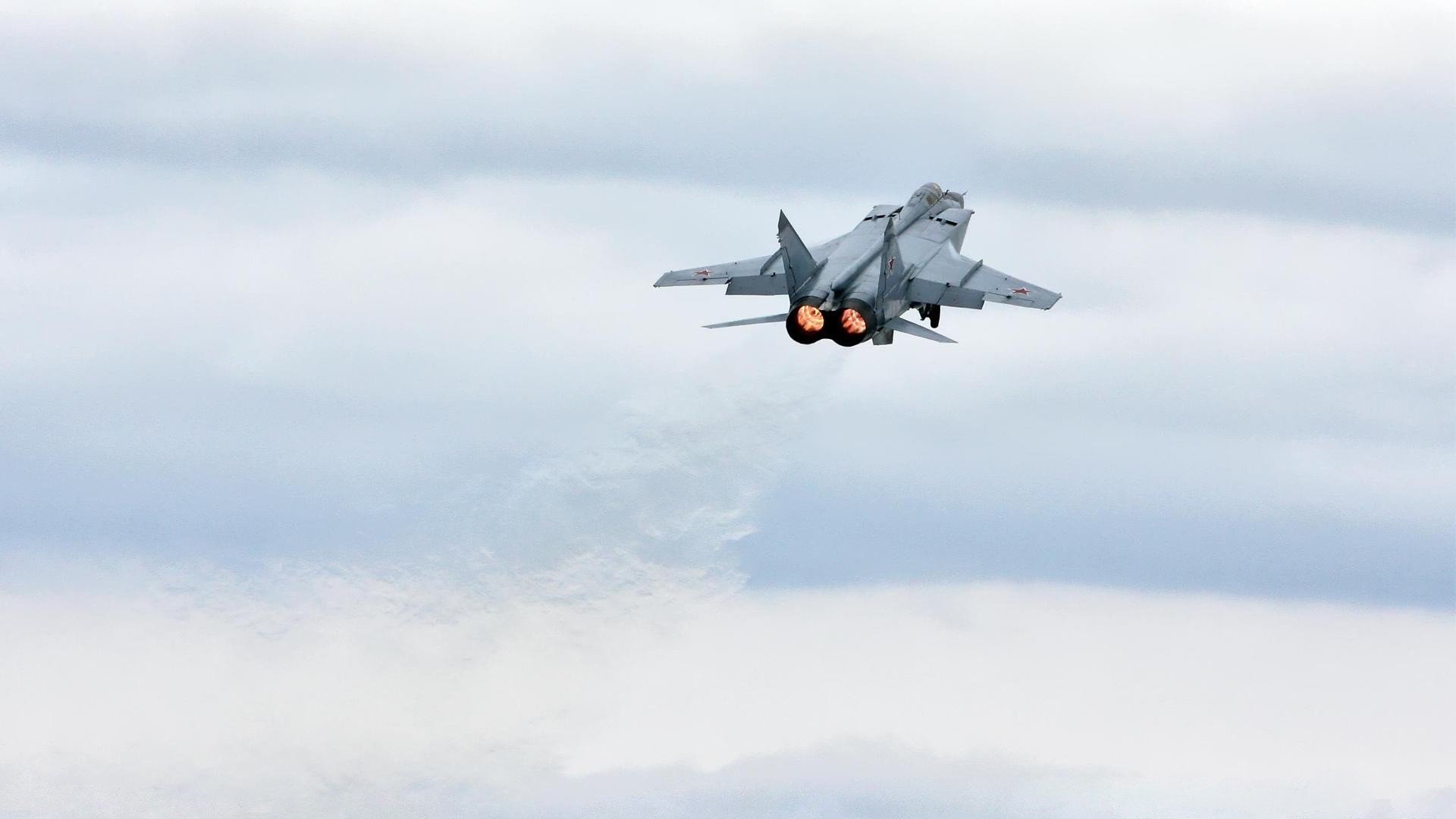 爱游戏娱乐平台-足球明星签署年度公益合约，推动青少年体育教育，足球明星签约价格