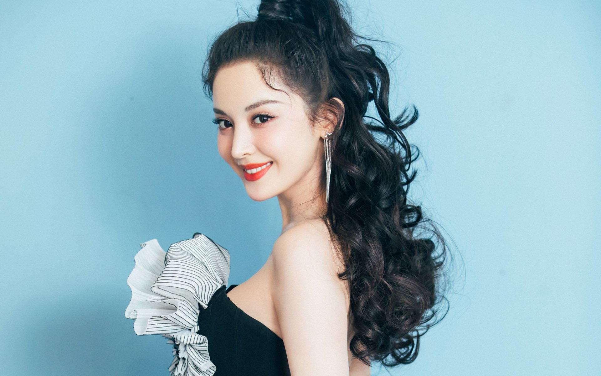 爱游戏中国官方登录入口网站-足球守门员专项装备发布会举行，守门员规则详细_足球守门员规则图解